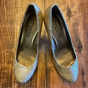 LAST CHANCE: Gold Pumps